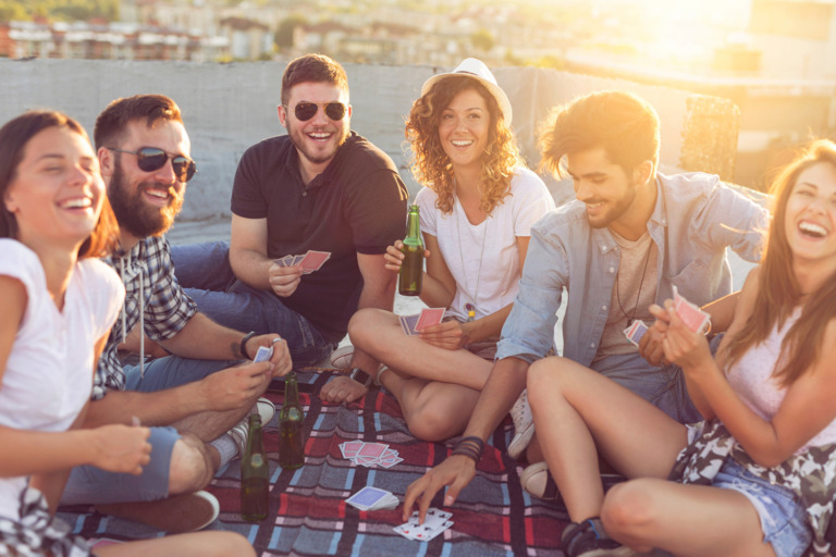 Groupe jouant a un jeu de cartes