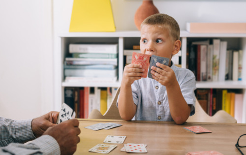 5 bienfaits inattendus de jouer aux cartes avec vos enfants