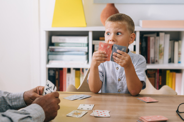 5 bienfaits inattendus de jouer aux cartes avec vos enfants
