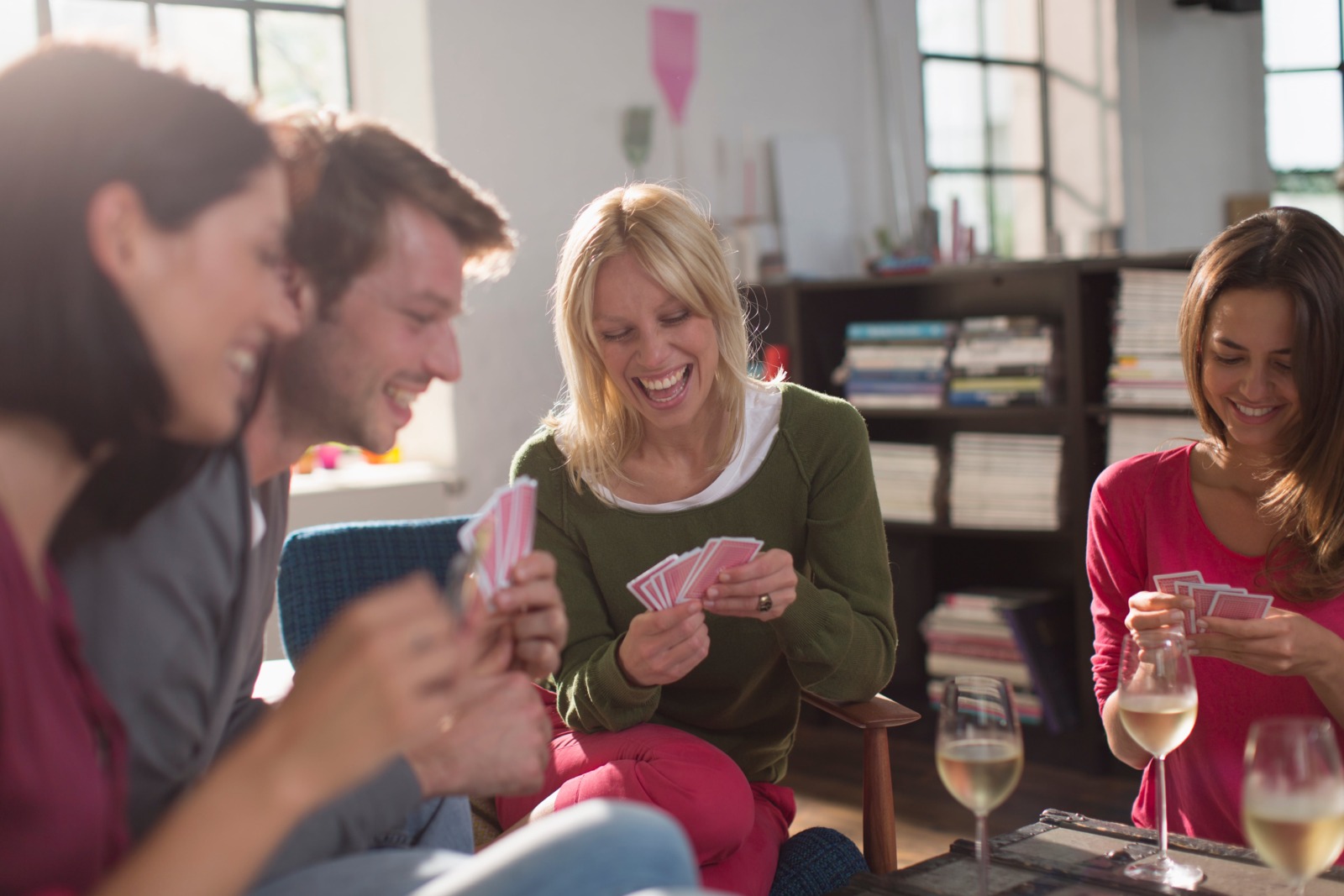 6 conseils pour organiser une soirée de jeux de cartes parfaites entre amis ou en famille