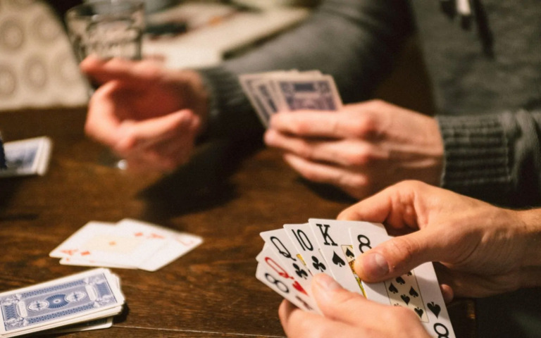 Surchargé par le tourbillon de la vie ? Jouez aux cartes et évadez-vous !