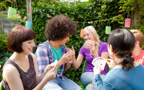 Renforcer les liens familiaux et sociaux grâce aux jeux de cartes