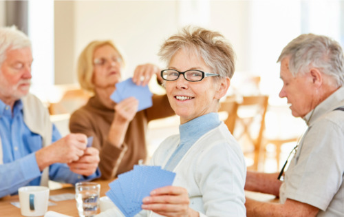 Le jeu de cartes : une source de joie et de stimulation pour les personnes âgées