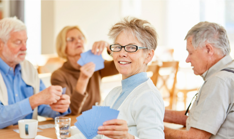 Le jeu de cartes : une source de joie et de stimulation pour les personnes âgées